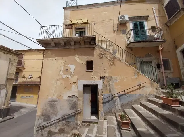 Cortile Russo n. 8, Militello in Val di Catania, (Catania)